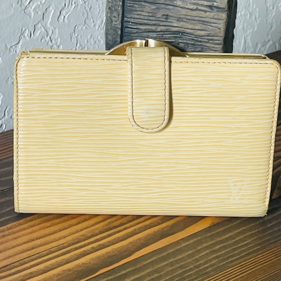 Louis Vuitton Yellow Epi Leather Kiss Lock Bifold Wallet/Coin Purse - Picture 3 of 11